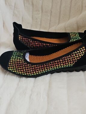 bernie mev. Black Flats with Iridescent Woven Detail